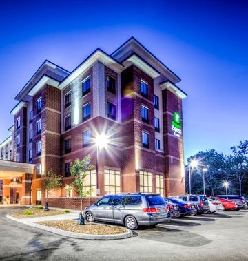 Holiday Inn Express & Suites Cleveland W