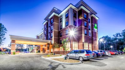Holiday Inn Express & Suites Cleveland W