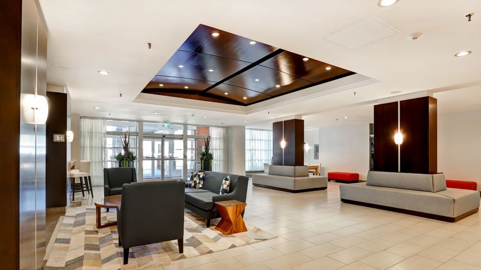 Holiday Inn Downtown Parliament Hill Lobby