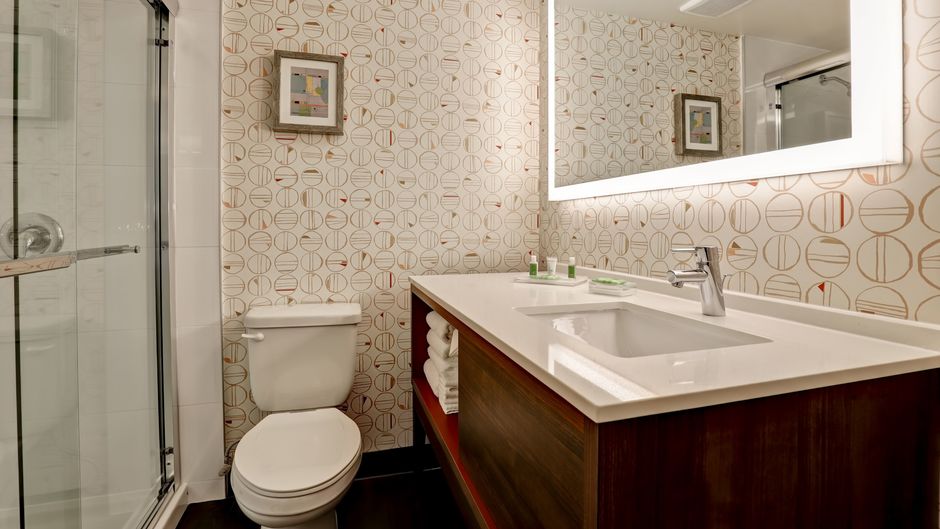 Holiday Inn Downtown Parliament Hill Room