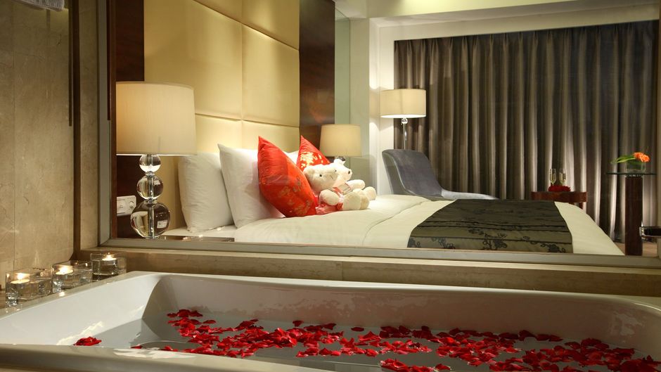 Crowne Plaza International Airport Room