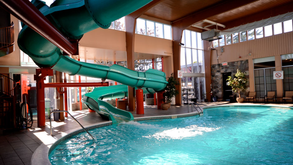 Armon Plaza Montreal Airport Pool