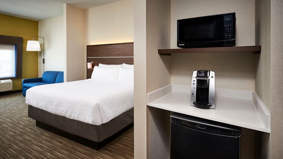 Holiday Inn Express Sarnia-Point Edward Room