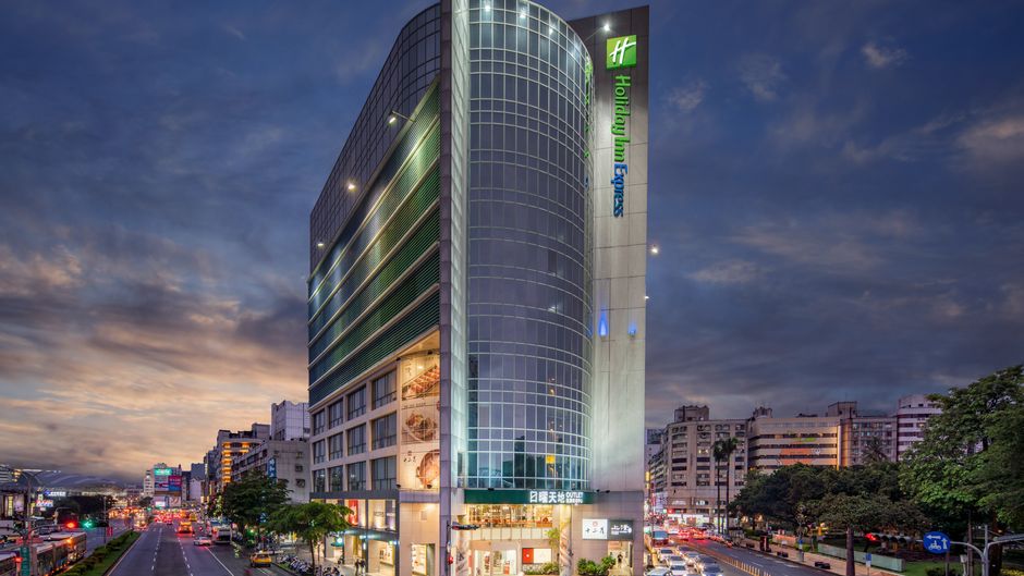 Holiday Inn Express Taichung Park Exterior