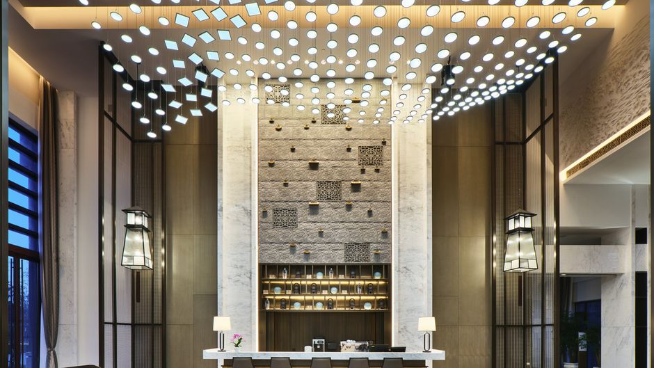 Crowne Plaza Lake View Lobby