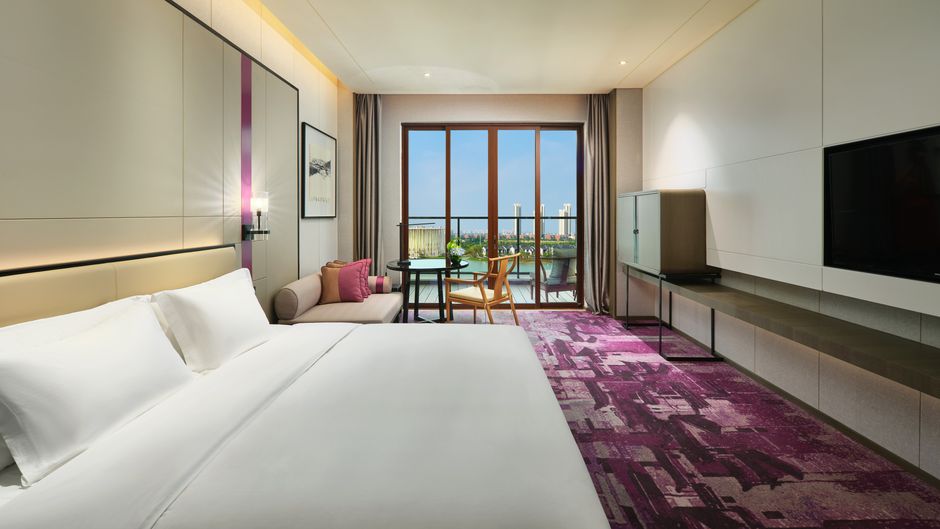 Crowne Plaza Lake View Room