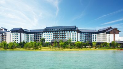 Crowne Plaza Lake View
