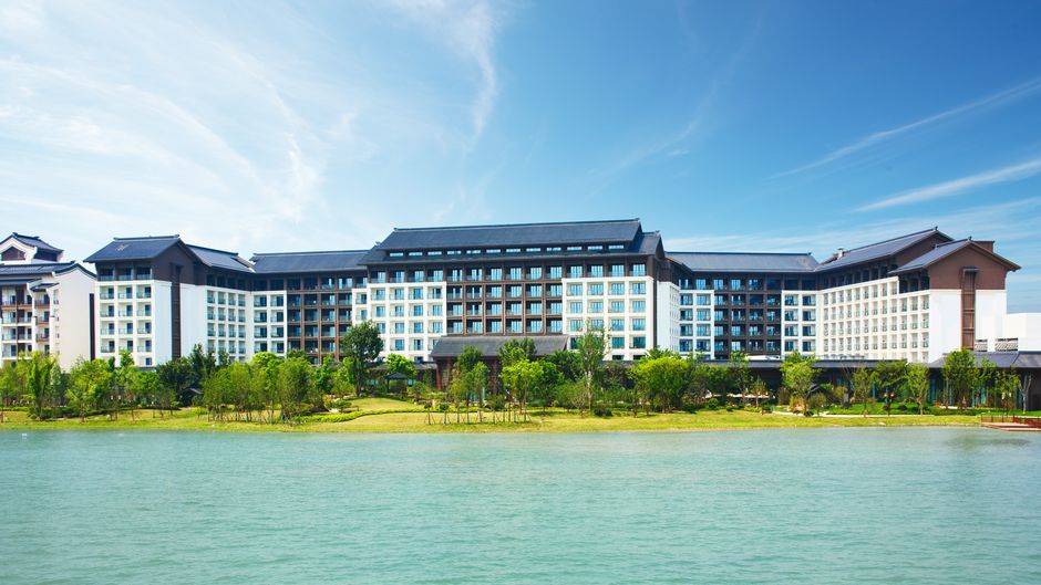 Crowne Plaza Lake View Exterior