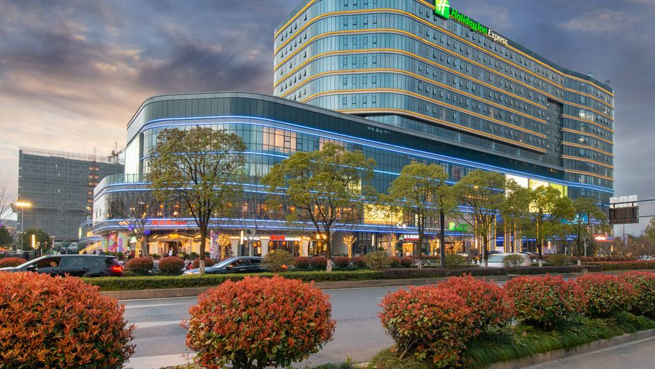 Holiday Inn Express East Station Exterior