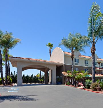 Holiday Inn Express Hotel & Suites