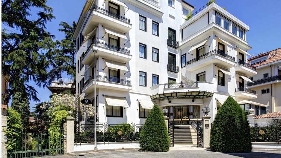 Lord Byron Hotel Exterior