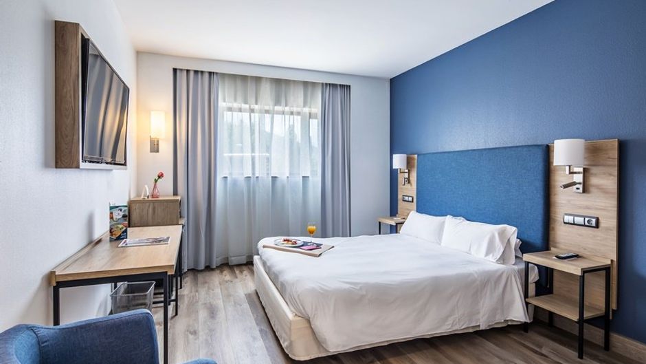 Puerta de Bilbao Hotel Room