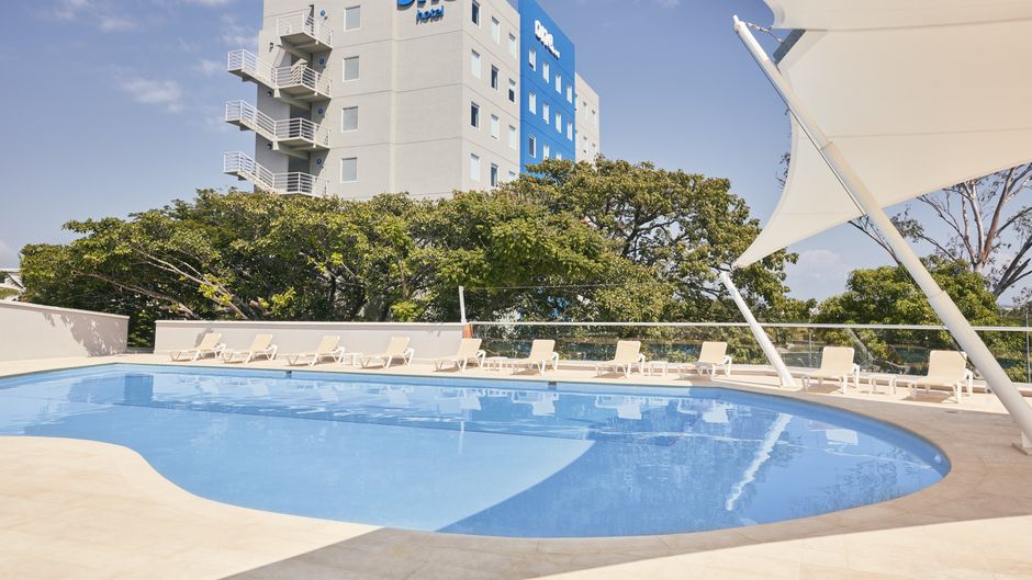 One Acapulco Diamante Pool