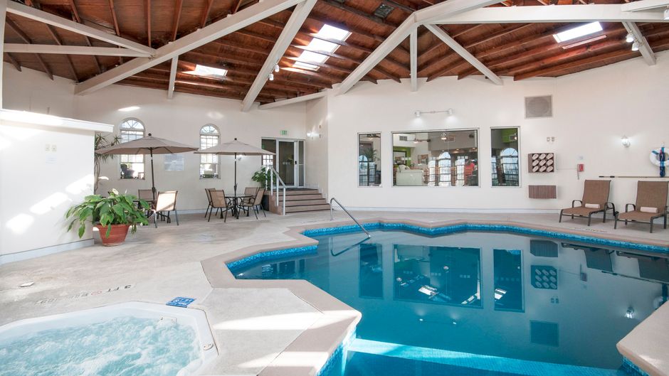 Holiday Inn Hotel & Suites Pool