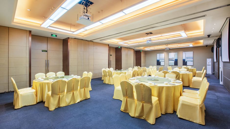 Holiday Inn Express Golden Corridor Ballroom