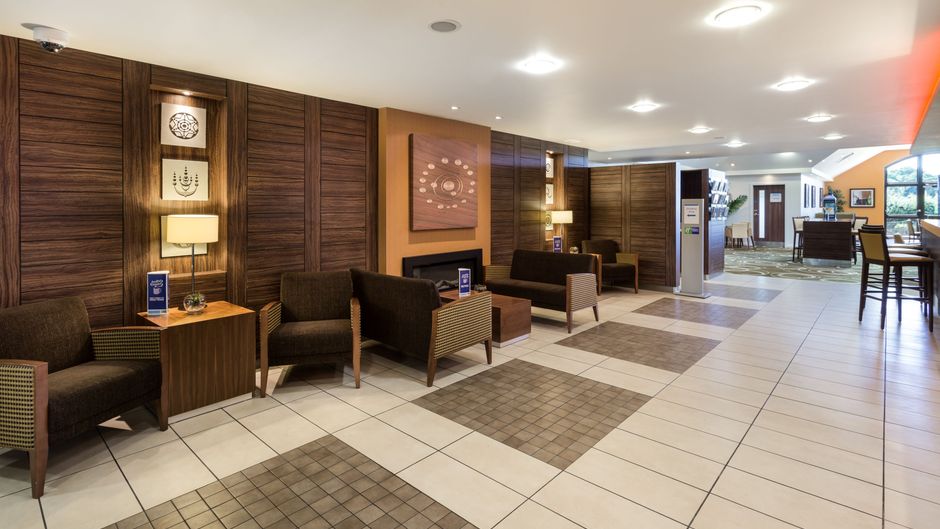 Holiday Inn Express Colchester Lobby