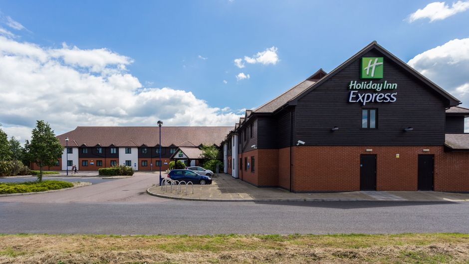 Holiday Inn Express Colchester Exterior