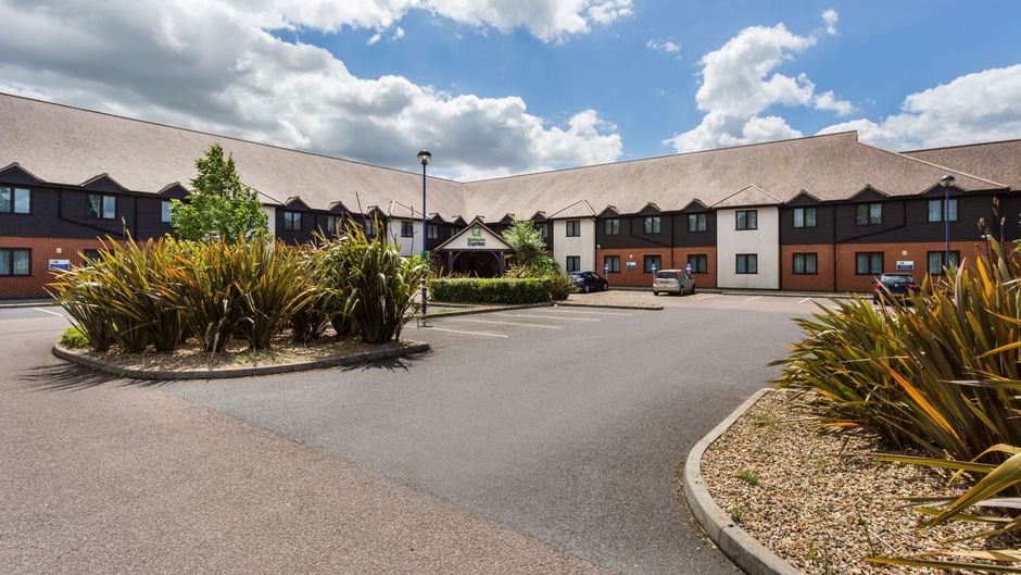 Holiday Inn Express Colchester Exterior