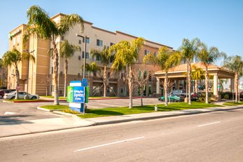 Holiday Inn Express Suites Bakersfield