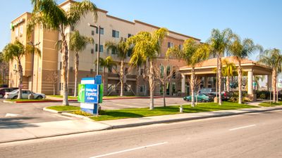Holiday Inn Express Suites Bakersfield