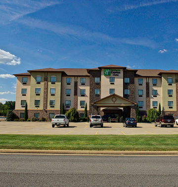 Holiday Inn Express Hotel & Suites