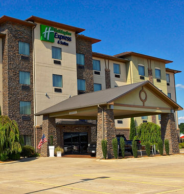 Holiday Inn Express Hotel & Suites