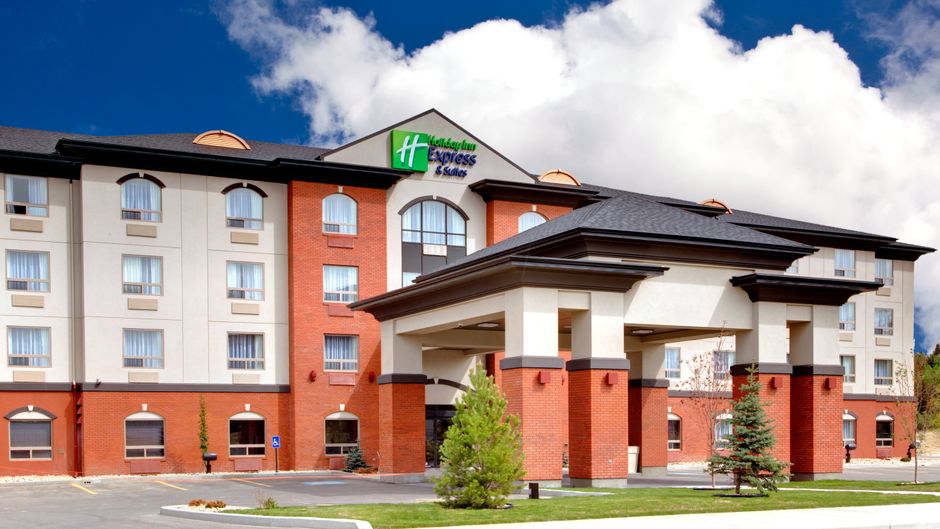 Holiday Inn Express & Suites Whitecourt Exterior