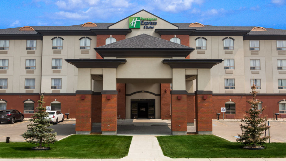Holiday Inn Express & Suites Whitecourt Exterior