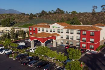 Holiday Inn Express & Suites Lake Forest