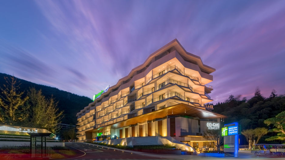 Holiday Inn Express E'mei Qiliping Exterior