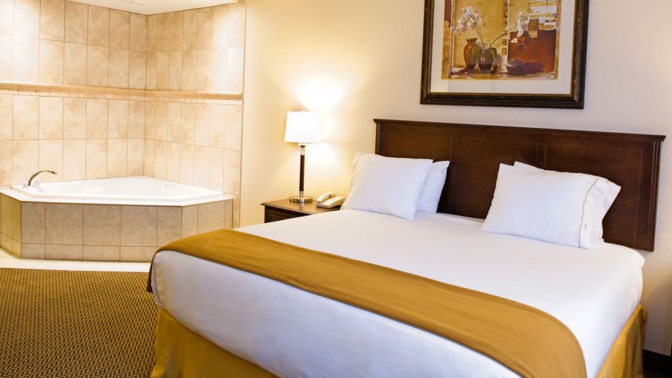 Holiday Inn Express Slave Lake Suite