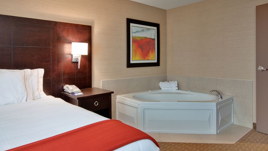 Holiday Inn Express/Suites Chatham South Suite