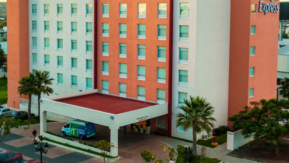 Holiday Inn Express Guadalajara Airport Exterior