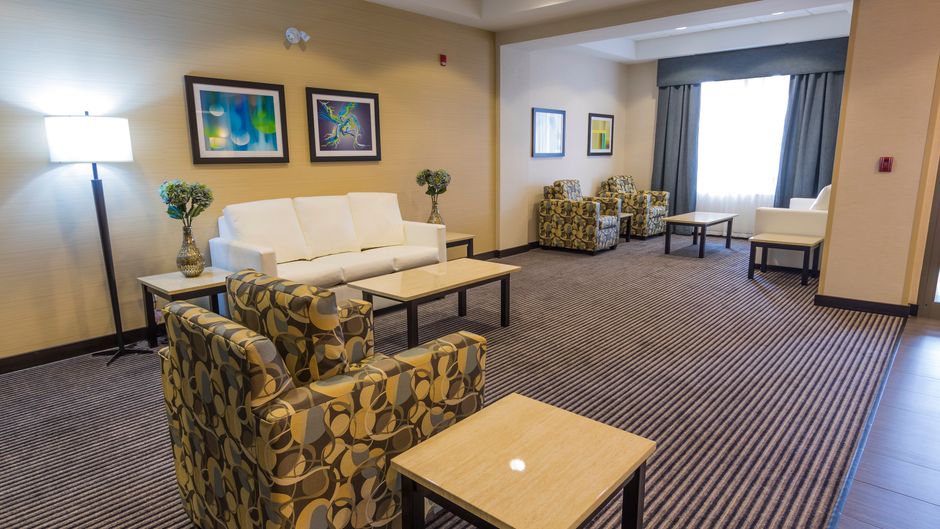Holiday Inn Express & Stes Thunder Bay Lobby