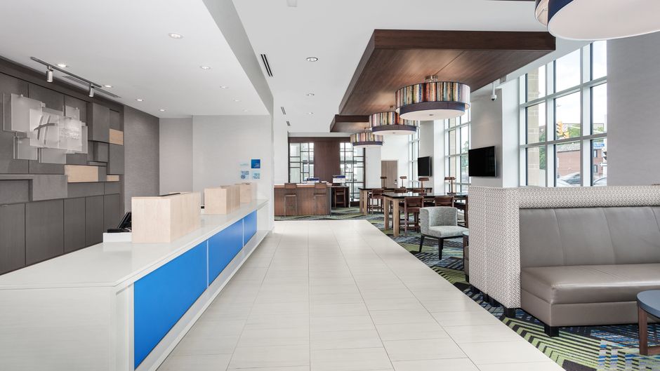 Holiday Inn Express & Suites Downtown E Lobby
