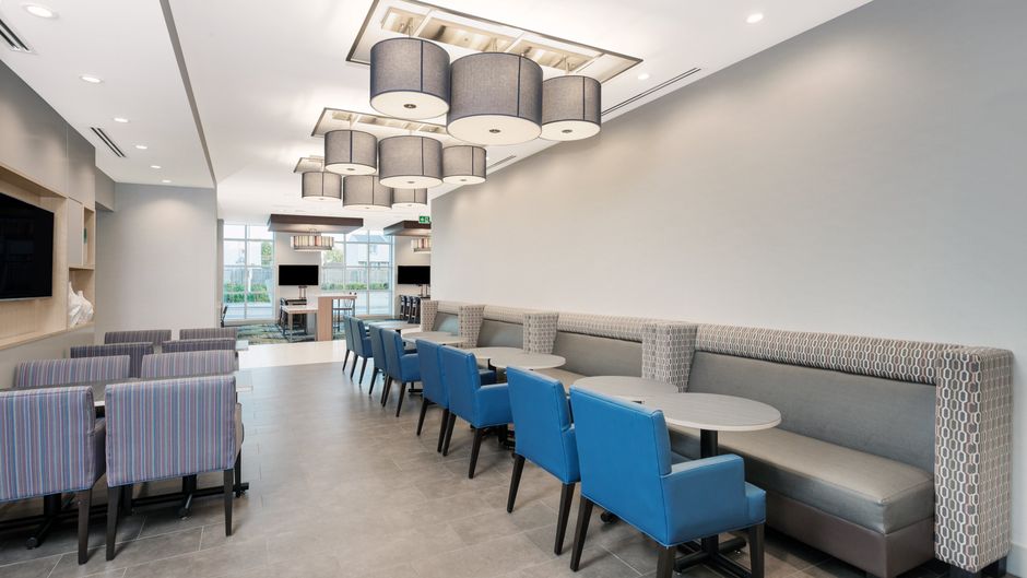 Holiday Inn Express & Suites Downtown E Lobby