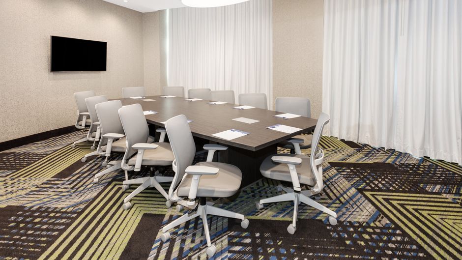 Holiday Inn Express & Suites Downtown E Meeting