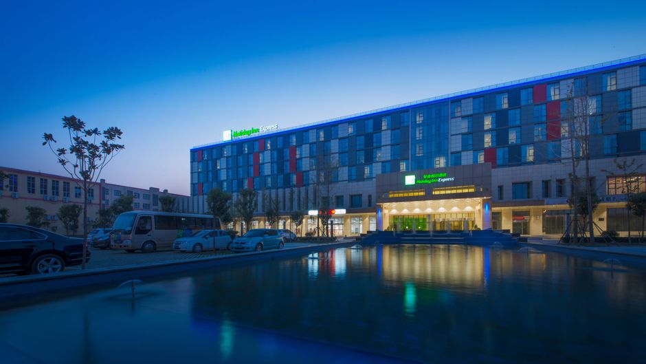 Holiday Inn Express Zhengzhou Airport Exterior