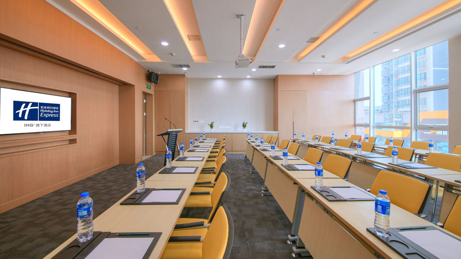 Holiday Inn Express Luoyang Yichuan Meeting