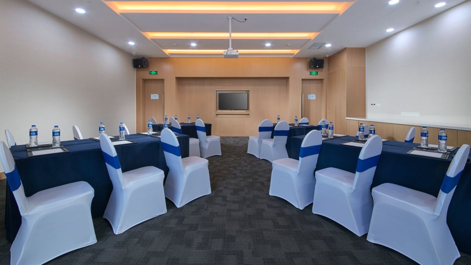 Holiday Inn Express Luoyang Yichuan Meeting