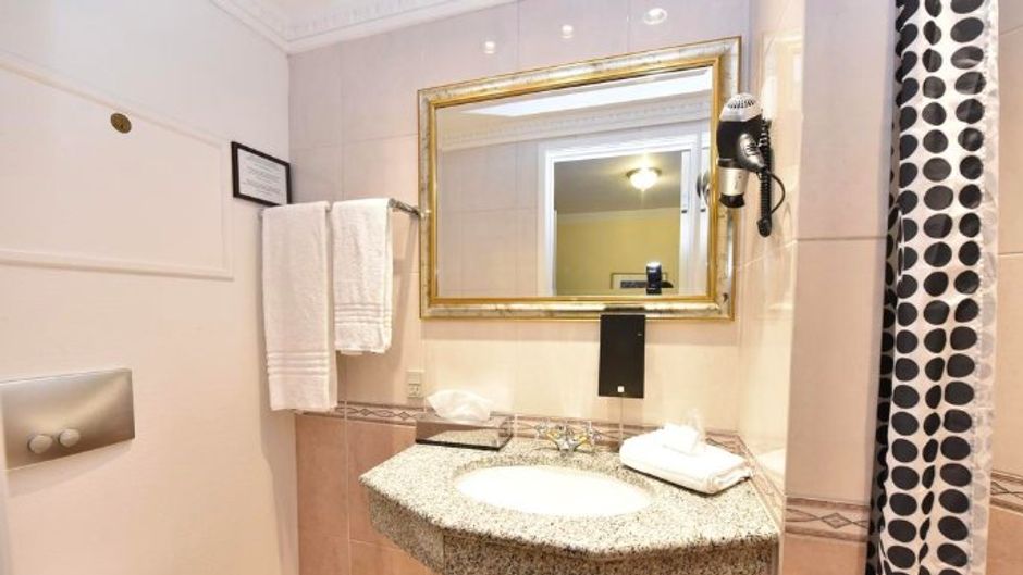 Amerika Hotel Room