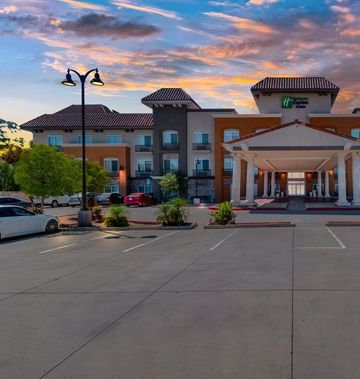 Holiday Inn Express Hotel & Suites