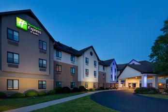 Holiday Inn Express/Suites Bradley Arpt