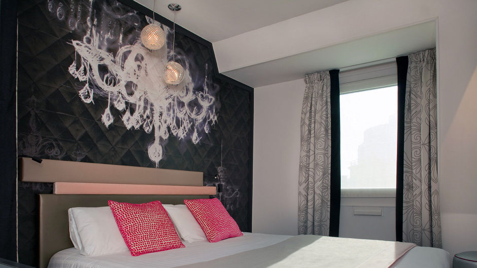 Yllen Eiffel Hotel Room