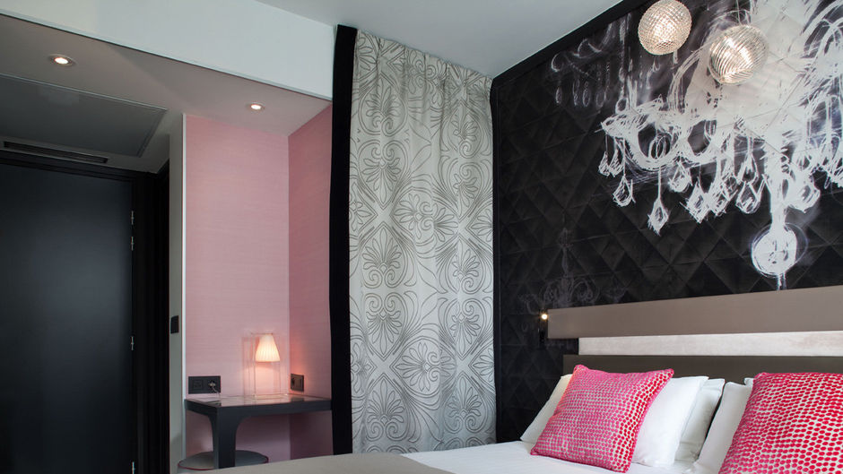 Yllen Eiffel Hotel Room