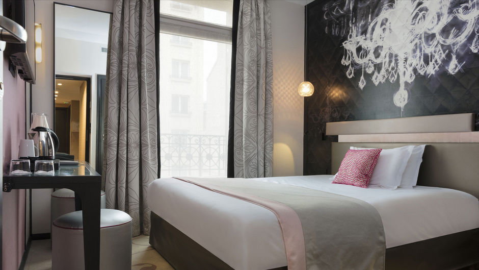 Yllen Eiffel Hotel Room