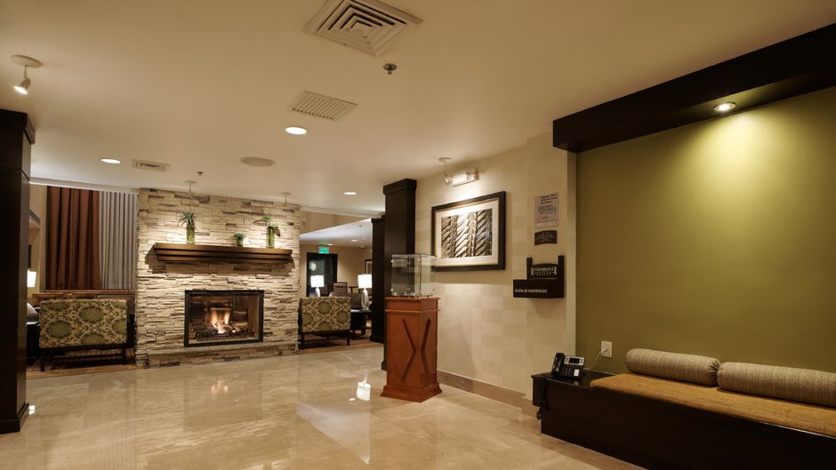 Staybridge Suites Chihuahua Lobby