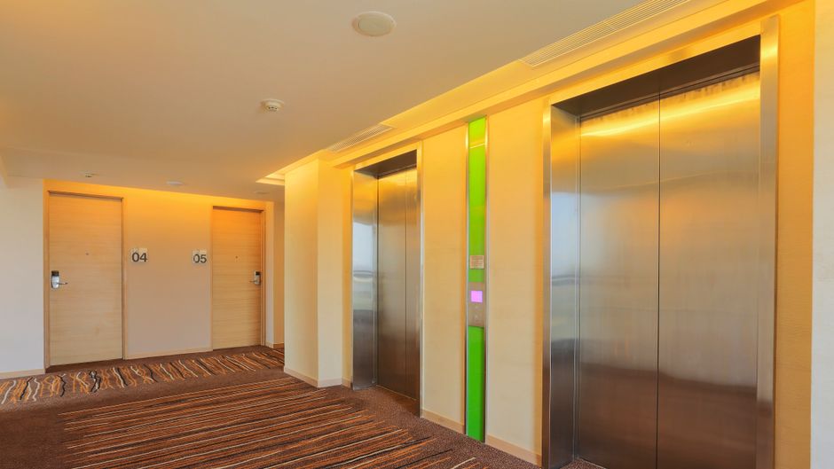 Holiday Inn Express Semarang Simpang Lobby