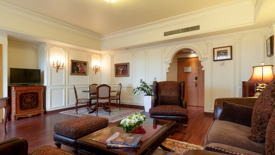 Le Commodore Hotel Room