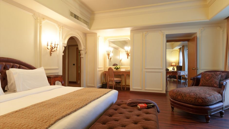 Le Commodore Hotel Room